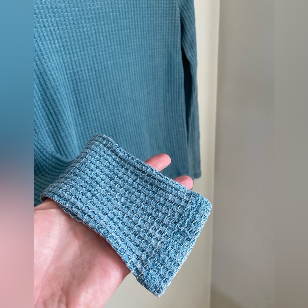 Z Supply V Neck Long Sleeve Distressed Blue Waffle Shirt Size XS Boho Casual - Picture 10 of 10